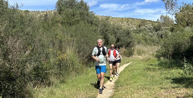 Universal Mallorca Travel Laufsportwochen Mega Joul Gruppe Wald Wiese blauer Himmel