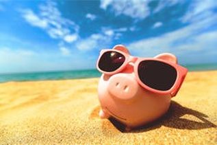Universal Mallorca Travel Sparschwein mit Sonnenbrille im Sand am Meer