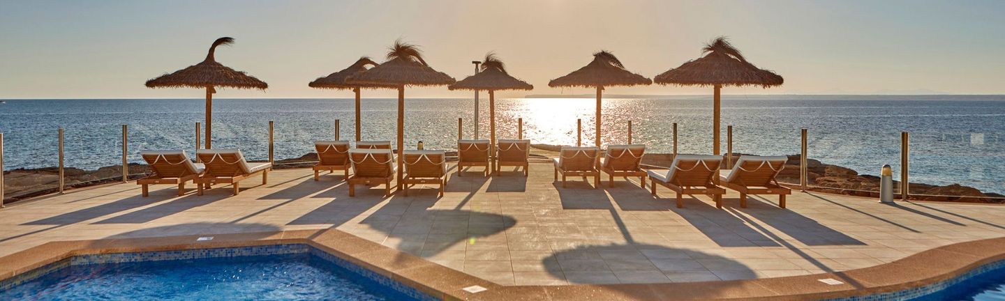 Universal Mallorca Travel Strand Steg Meer Berge am Horizont Himmel Playa de Muro Alcudia 