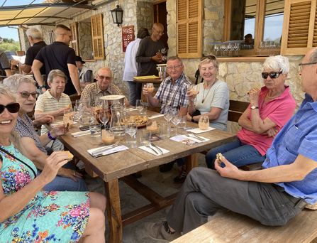 Universal Mallorca Travel Weinreise Gruppe am Tisch Mittagessen