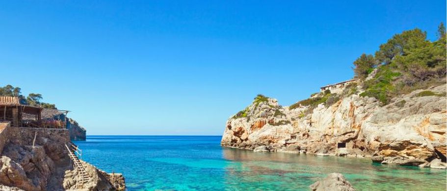 Wanden entlang der Küste Mallorca zu kleiner Bucht