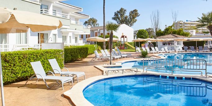Universal Mallorca Travel Universal Aparthotel Elisa Playa de Muro Alcudia Pool Liegen 