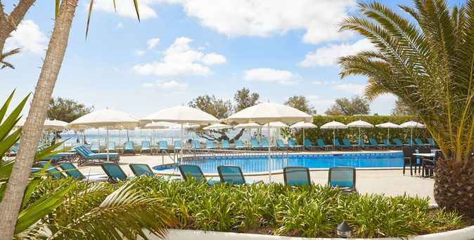 Universal Mallorca Travel Universal Hotel Castell Royal Canyamel Pool Palmen Meer