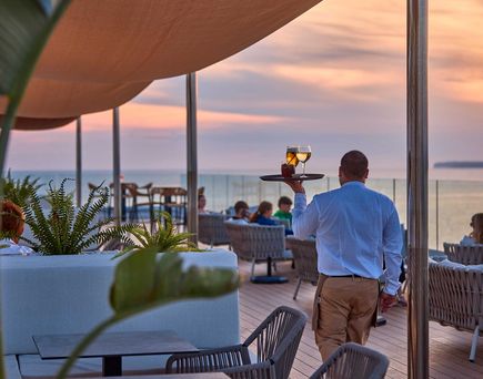 Blick von der Sky Bar 7e Cel aufs weite Meer bei Abenddämmerung mit Service