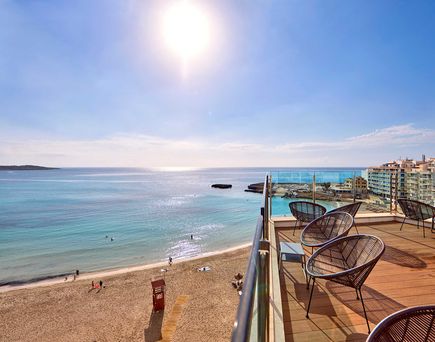 Blick von der Sky Bar 7e Cel auf die Bucht von S'Illot bei Abenddämmerung