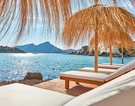 Universal Hotel Aquamarin Sant Elm Mallorca Beach Club Liegen Sonnenschirme Meer Dragonera