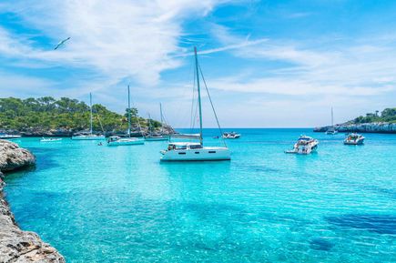 Universal Mallorca Travel Gruppenabteilung Gruppenreise Schiff im Meer glasklares Wasser