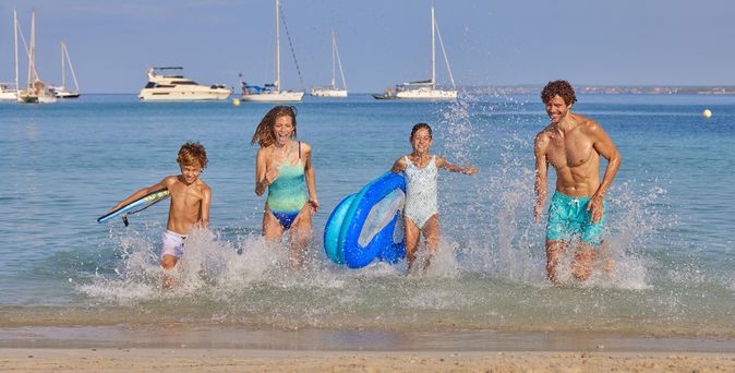 Universal Mallorca Travel Familienglück Familie Kinderrabatt Kinderreduktion Kindersparpreis Familie im Meer Spass