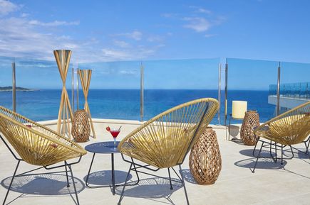 Universal Mallorca Travel Universal Hotel Perla S'Illot Sillot Skybar Rooftop Sessel Ausblick Meer