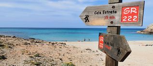 Universal Mallorca Travel Wanderleiter Wanderleiterin Mallorca aktiv entdecken Wanderpfad beschriftung Meer