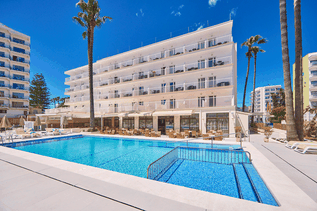 Universal Mallorca Travel Universal Hotel Bikini Cala Millor Palmen Pool Terrasse