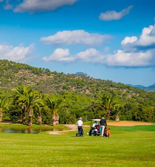 Universal Mallorca Travel Golf Golfplatz TGolf und Country Club Calvia Mallorca Green Golfer Golfwagen Palmen Berg