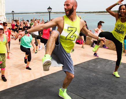 Universal Mallorca Travel Zumba auf Mallorca Zumba am Meer Tanzen Fitness Musik Zumba Fitness Camp Perfect Tours Tanzen auf der Terrasse im Universal Hotel Marques