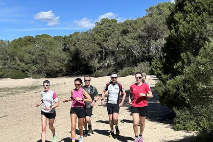 Universal Mallorca Travel Laufsportwochen Mega Joul Gruppe Wald Sand blauer Himmel