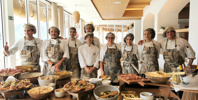 Exklusives Firmenjubiläum auf Mallorca: Festliches Dinner im in den Universal Beach Hotels – High-End Eventplanung.