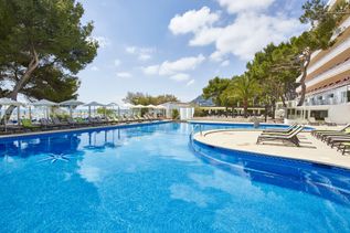 Universal Mallorca Ferien Universal Hotel Laguna Canyamel Pool Liegen Meerblick