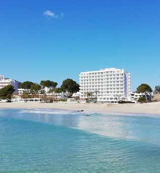Universal Mallorca Travel Universal Hotel Castell Royal **** Canyamel 4 Sterne Hotel am Meer direkt am strand blauer Himmel Meer