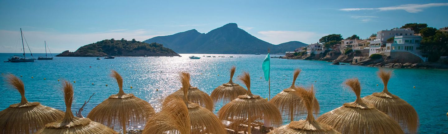 Universal Mallorca Travel Meer Blick auf Dragonera Sonnenschirm relaxen