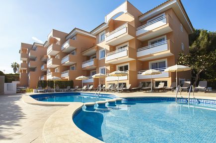 Universal Mallorca Travel Universal Appartements Laguna Garden Canyamel Pool Liegen Schirme