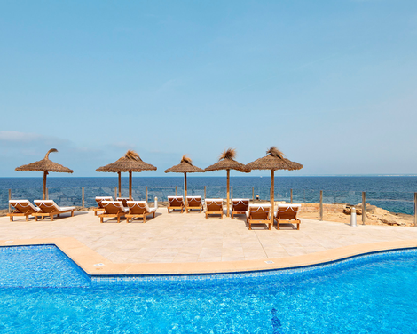 Universal Mallorca Travel Universal Hotel Cabo Blanco Colonia Sant Jordi Terrasse Pool Liegen Sonnenschirme Meer