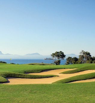 Universal Mallorca Travel Golf Golfplatz Alcanada Mallorca Green Bunker Meer Schiff Berge