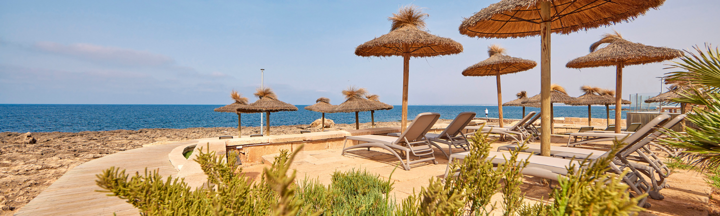 Universal Mallorca Travel Strand Steg Meer Berge am Horizont Himmel Playa de Muro Alcudia 
