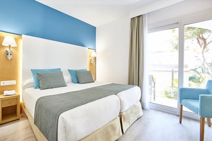 Universal Mallorca Travel Universal Casa Marquesa Colonia Sant Jordi Ferienhaus Nebenhaus Marques Zimmer Bett Balkon