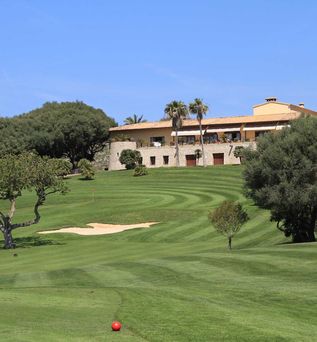 Universal Mallorca Travel Golf Golfplatz Canyamel Mallorca Green Abschlag Golfhaus Clubhaus Bunker