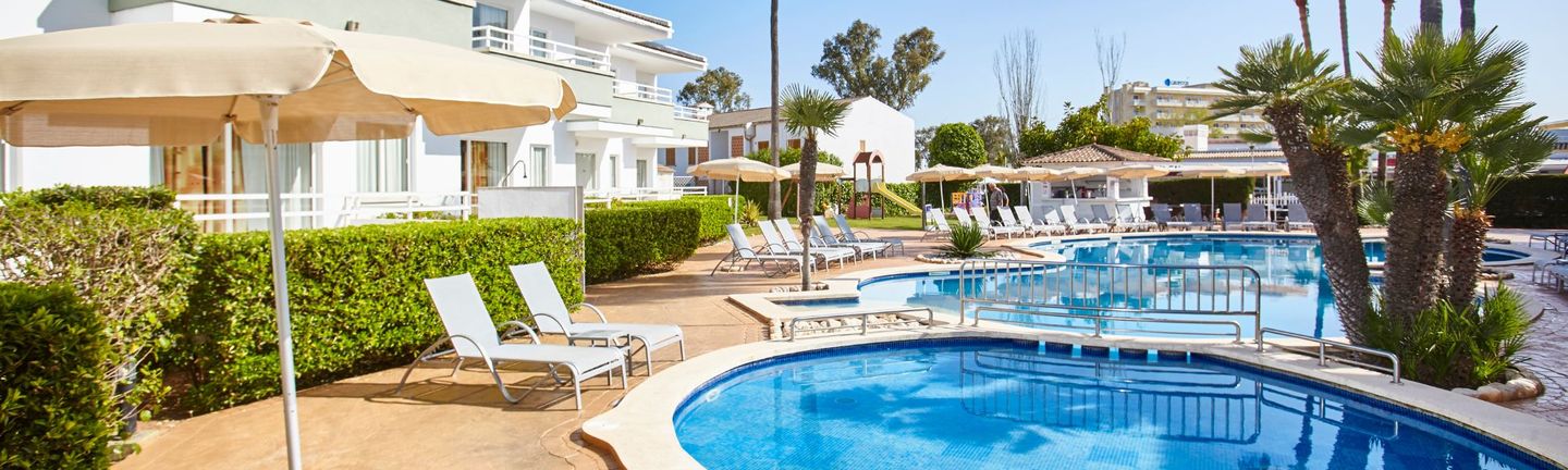 Universal Mallorca Travel Universal Aparthotel Elisa Playa de Muro Alcudia Pool Liegen