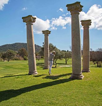 Universal Mallorca Travel Golf Golfplatz Santa Ponsa Mallorca Green Abschlag Säulen Frau