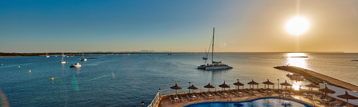 Teambuilding-Incentive Mallorca Exklusive Katamaran-Tour und Outdoor-Erlebnisse organisiert von Universal Mallorca Incoming für Schweizer Firmen-Events.