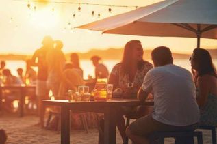 Leute am Strand die essen und trinken