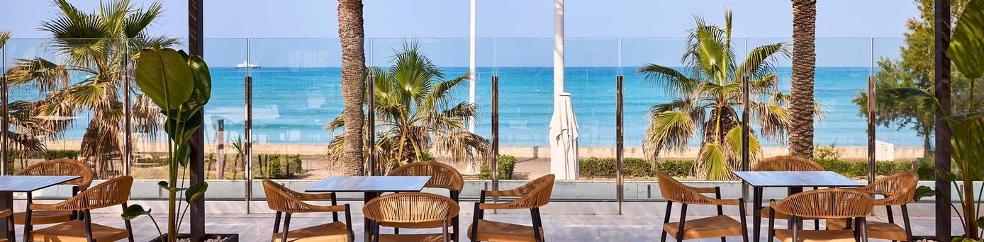 Seminarräume im Universal Hotel Neptuno Poolterrasse mit Blick auf Strand und Meer