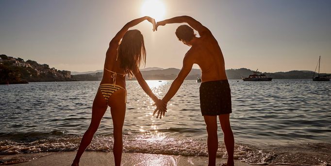 Universal Mallorca Ferien Reisegutschein Freude schenken Paar Strand Herz Sonnenuntergang