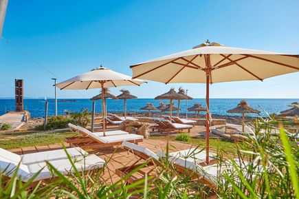 Universal Mallorca Travel Universal Hotel Cabo Blanco Colonia Sant Jordi Liegen Meerblick Sonnenschirme