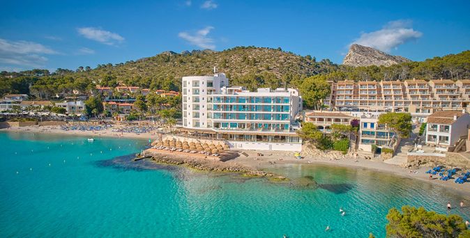 Universal Mallorca Travel Universal Hotel Aquamarin Sant Elm Beach Club Hotel direkt am Meer in Sant Elm vom Meer aus Don Camilo im Hintergrund