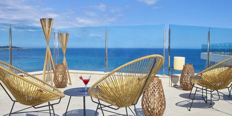 Universal Mallorca Ferien Universal Hotel Perla S'Illot Sillot Skybar Rooftop Sessel Ausblick Meer