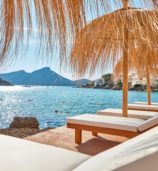 Universal Mallorca Travel Universal Hotel Aquamarin Plattform Liegestühle Sonnenschirme Online buchen