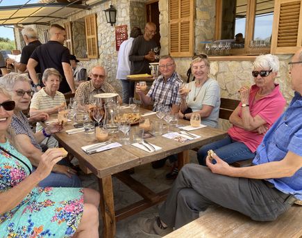 Universal Mallorca Travel Weinreise Gruppe am Tisch Mittagessen