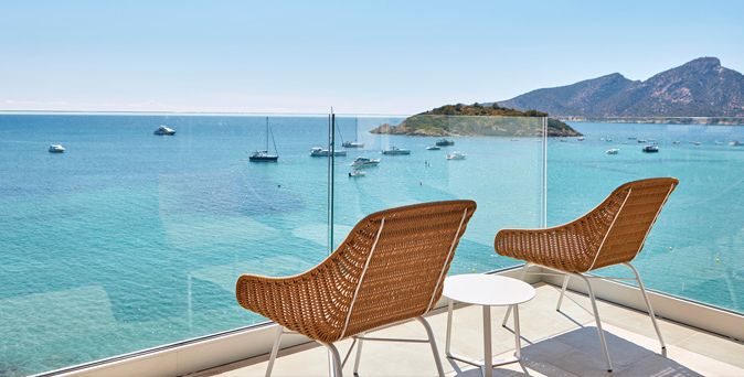 Warum Universal Mallorca Travel? Die Macht der Inhaberschaft 17 eigene Hotels: Garantierte Qualität ohne Zwischenhändler Inhouse-Logistik: Von der Flugbuchung bis zum Transfer vor Ort. Zielgerichtette Konzepte für anspruchsvolle Gruppen. Stressfreie Anfreise ab Zürich, Basel, Bern, Genf und Altenrhein.