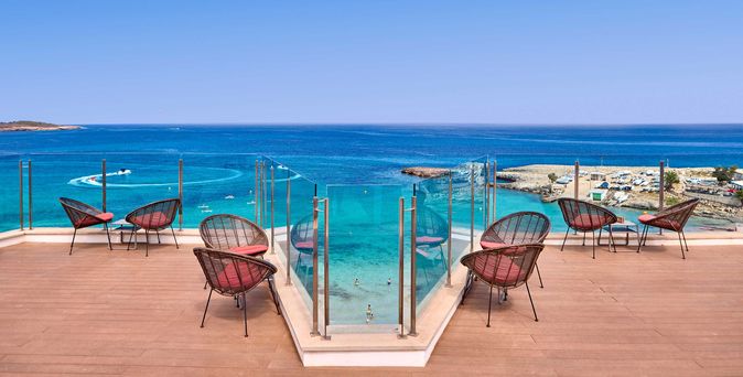 Blick von der Sky Bar 7e Cel auf die Bucht und das glasklare Meer von S'Illot