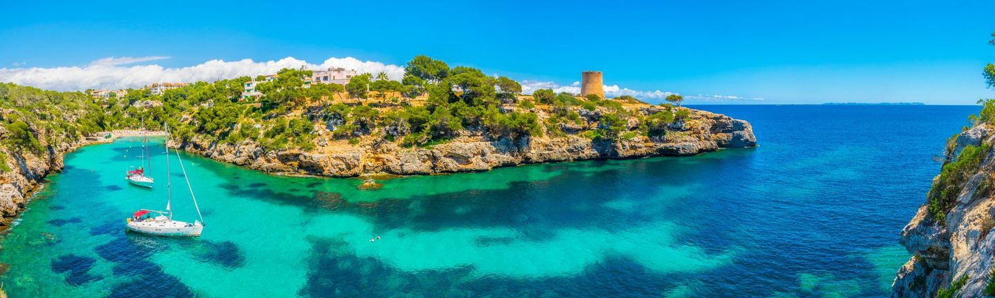 Cala Pi Mallorca Südküste Bucht Segelboot Turm