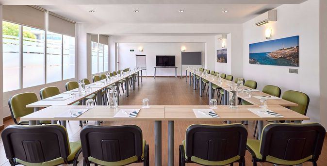 Seminarraum Llaut im Universal Hotel Neptuno bietet Platz für bis zu 50 Personen