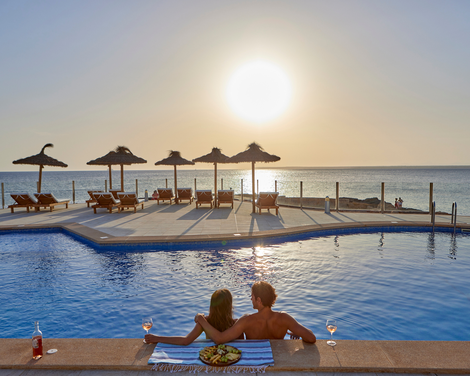 Universal Mallorca Travel Universal Hotel Cabo Blanco Colonia Sant Jordi Terrasse Liege Liegestuhl Sekt Ausblick aufs Meer