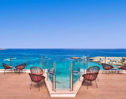 Blick von der Sky Bar 7e Cel auf die Bucht und das glasklare Meer von S'Illot