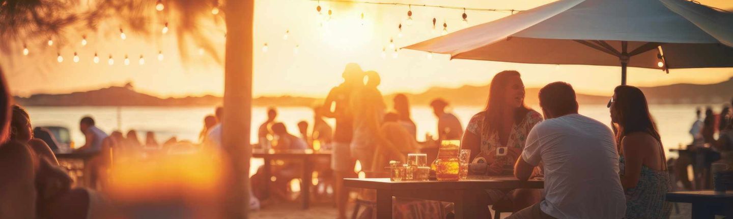 Leute am Strand die essen und trinken