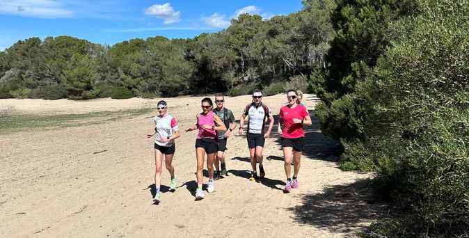 Universal Mallorca Travel Laufsportwochen Mega Joul Gruppe Wald Sand blauer Himmel