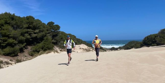 Universal Mallorca Travel Laufsportwochen Mega Joul Gruppe Wald Sand blauer Himmel
