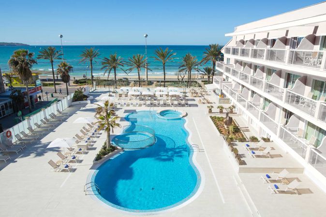 Universal Mallorca Travel Universal Hotel Neptuno Playa de Palma Pool Meer Liegen Palmen