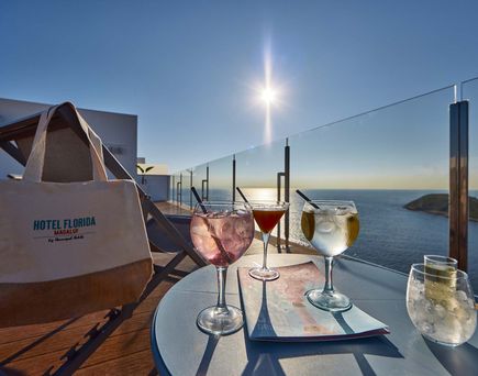Blick von der Sky Bar auf das Meer mit Drinks wie Lilette